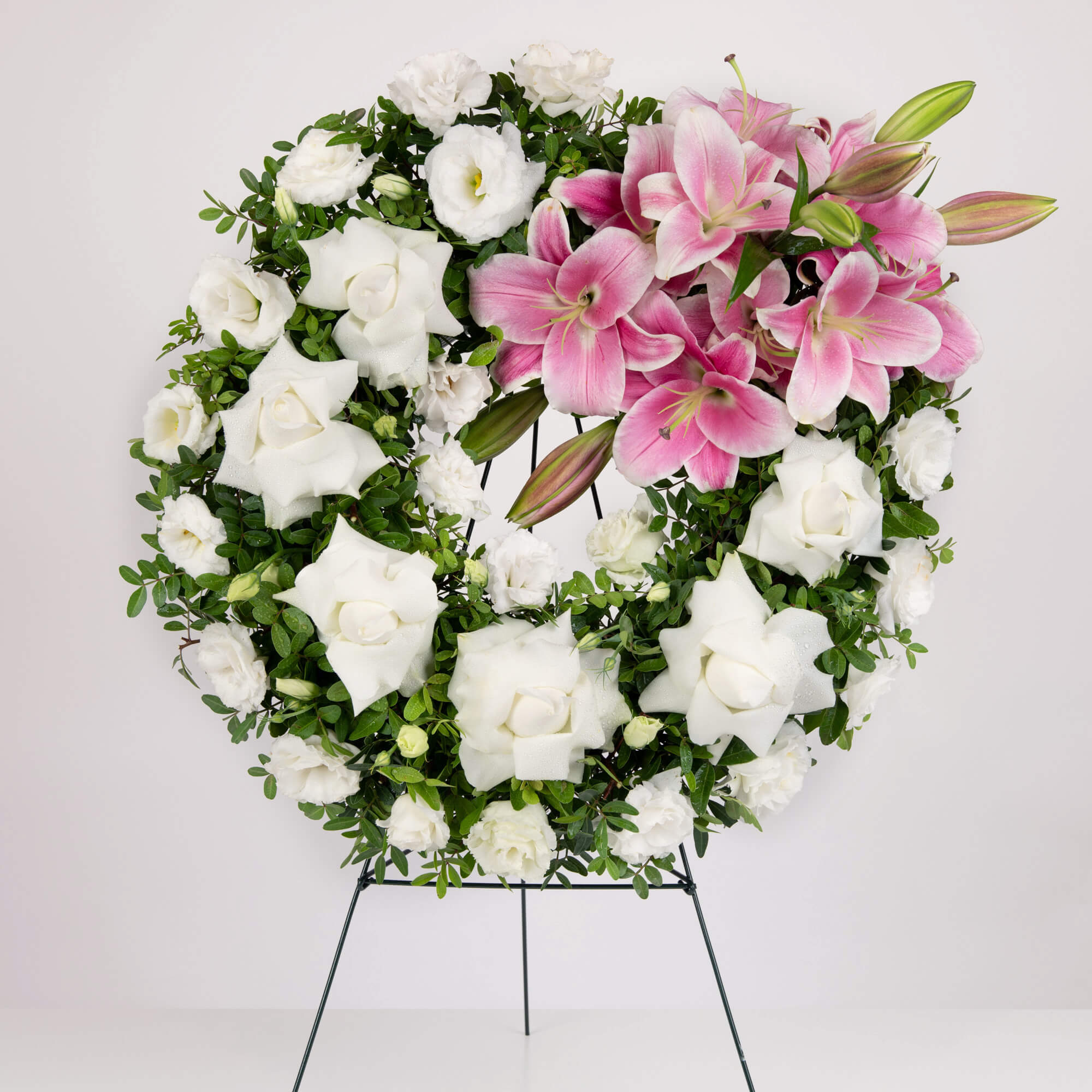 Coroane funerare, Coroana funerara rotunda cu crini roz si lisianthus, Californiaflowers.ro
