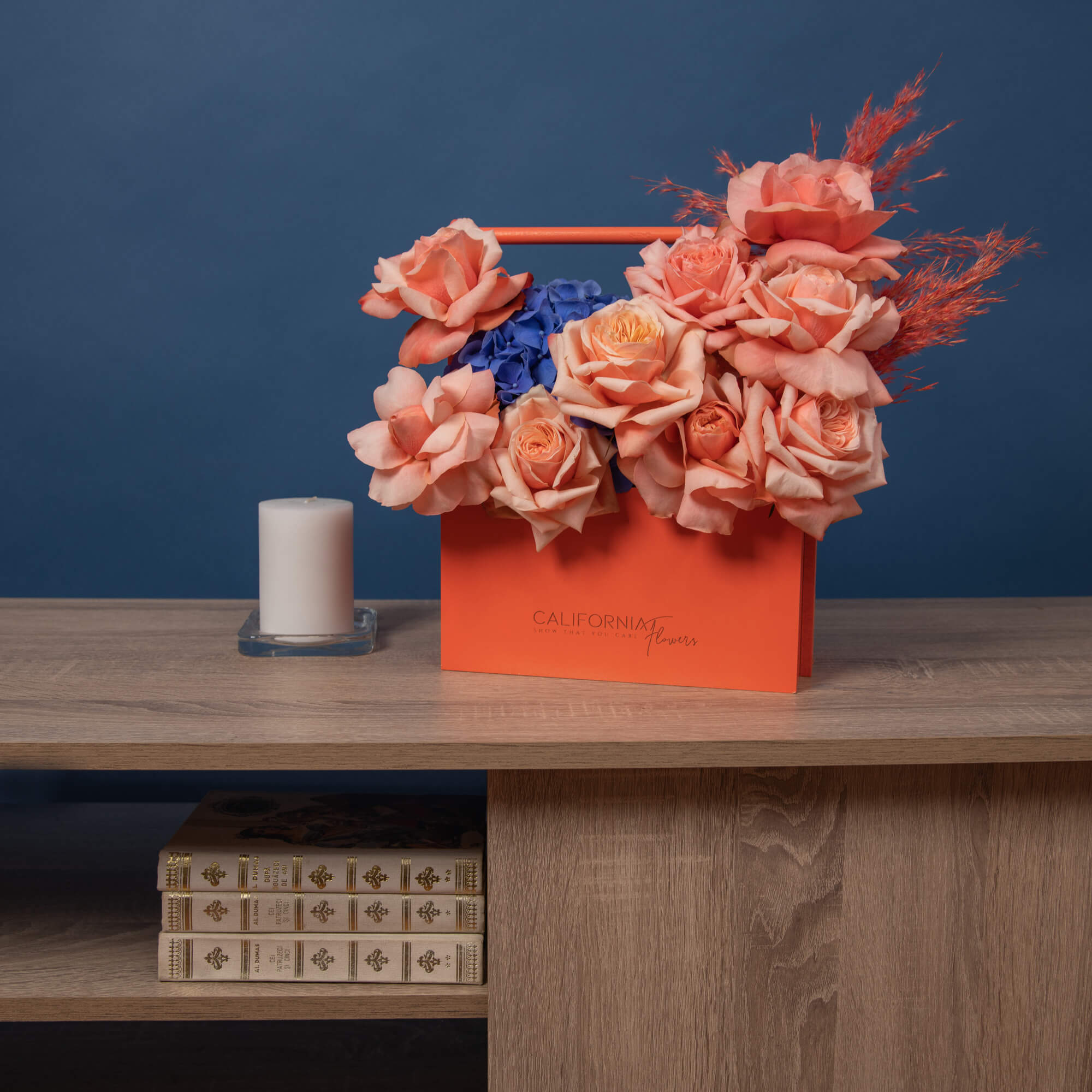 Aranjament floral in cutie cu trandafiri si hortensie albastra, 3