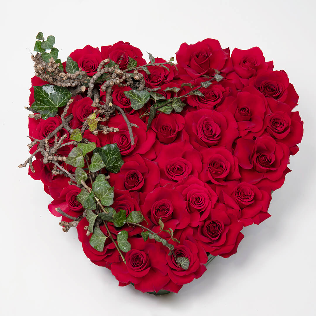 Coroana funerara inima cu trandafiri speciali rosii