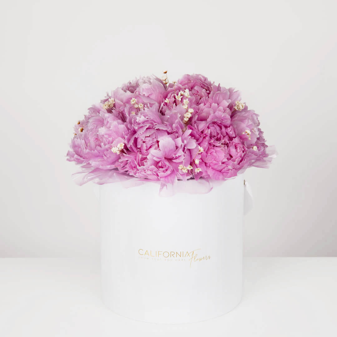 Aranjament floral in cutie alba cu 9 bujori roz, 2