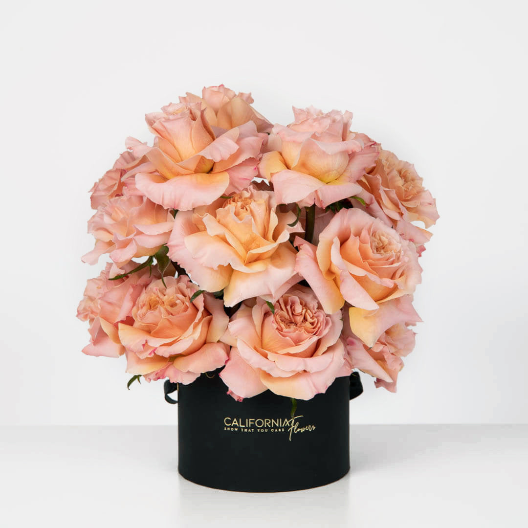Aranjament floral in cutie cu trandafiri speciali somon