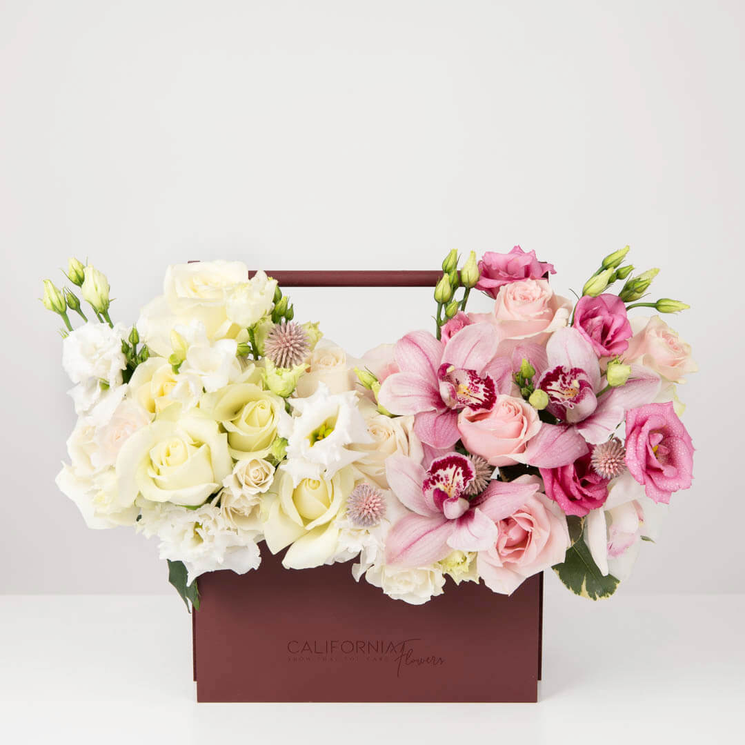 Aranjament floral in cutie cu trandafiri albi si cymbidium