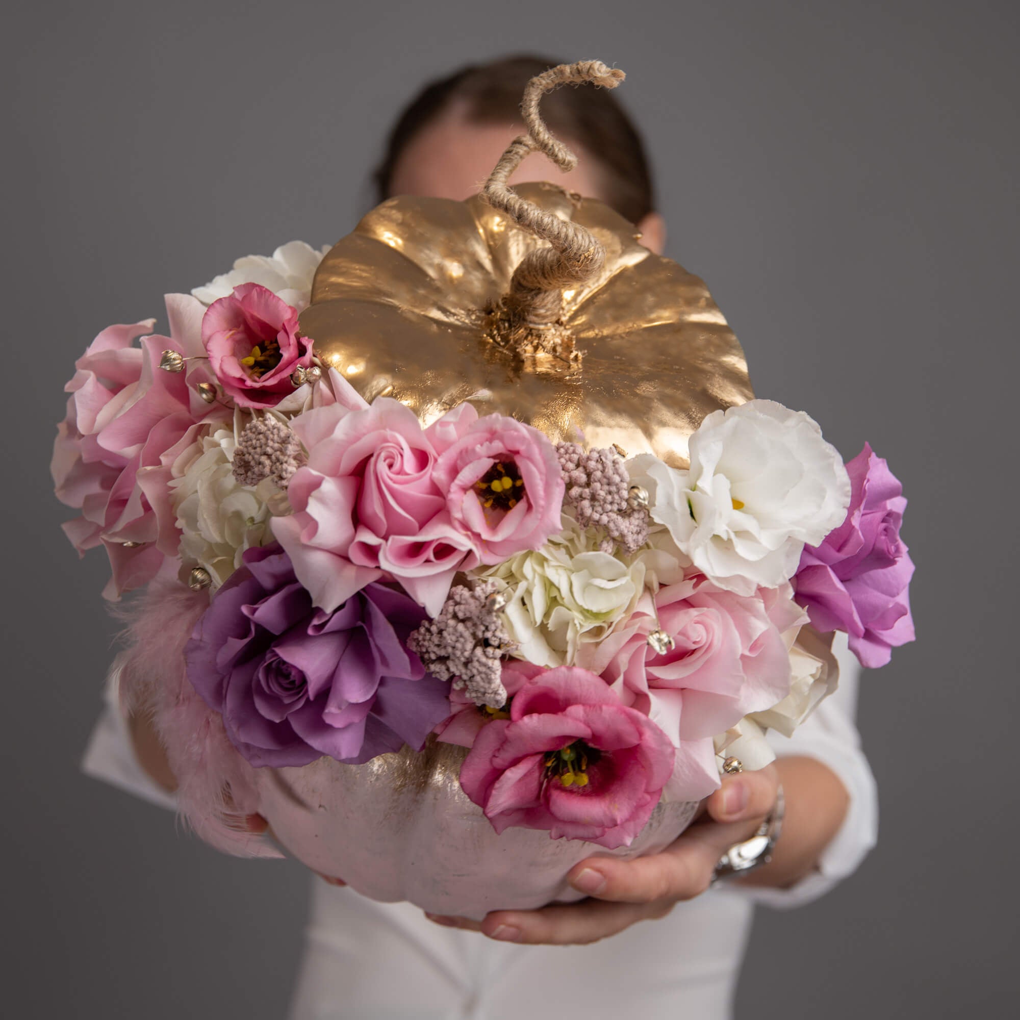 Florarie online - California Flowers ✅, Aranjament floral in dovleac cu hortensie si trandafiri, Californiaflowers.ro