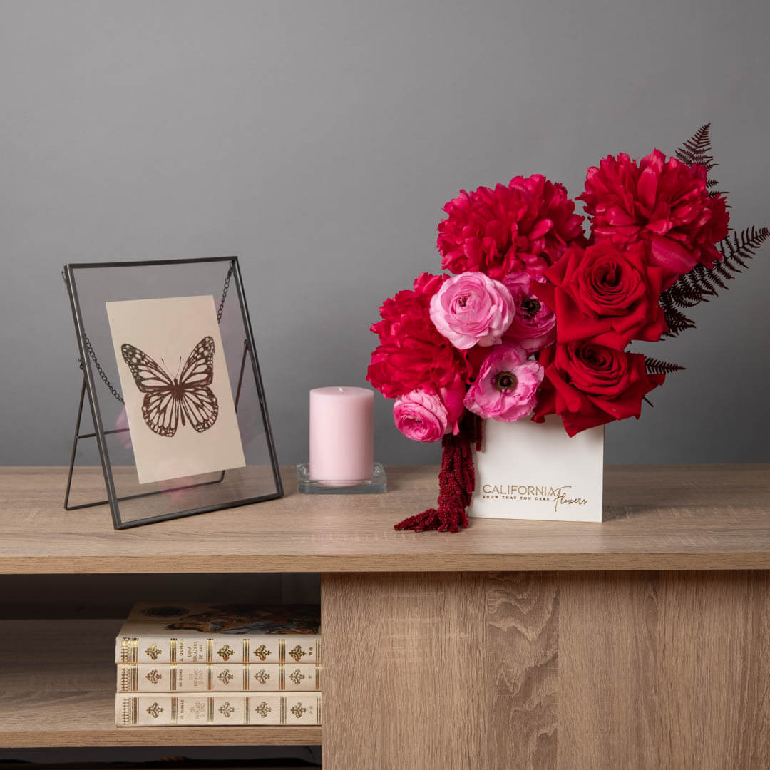 Aranjament floral in cutie cu bujori, ranunculus si trandafiri speciali rosii, 3