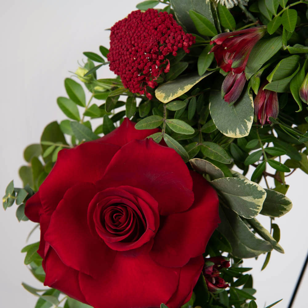 Coroana de flori rotunda cu trandafiri rosii