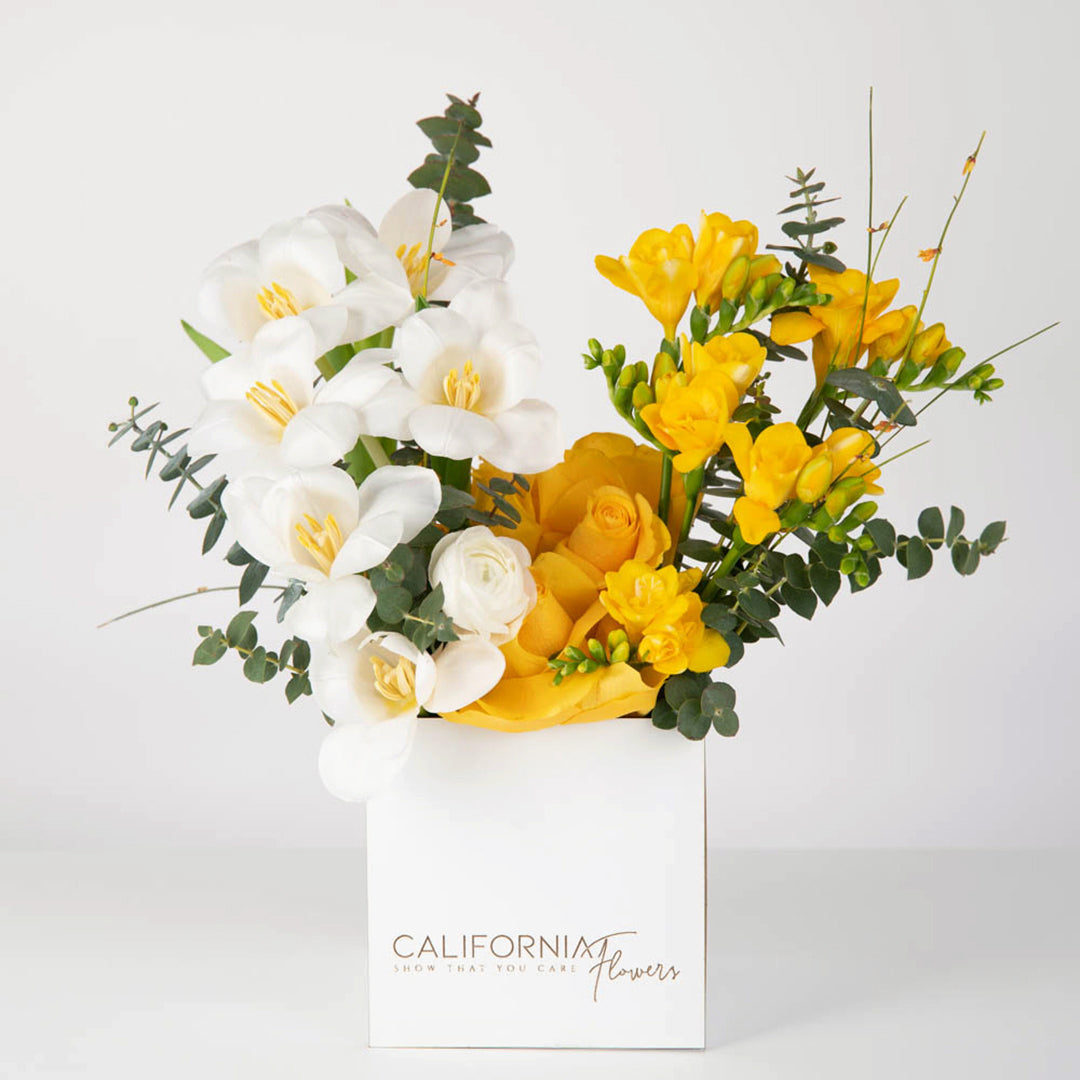Aranjament floral in cutie cu lalele si frezii galbene