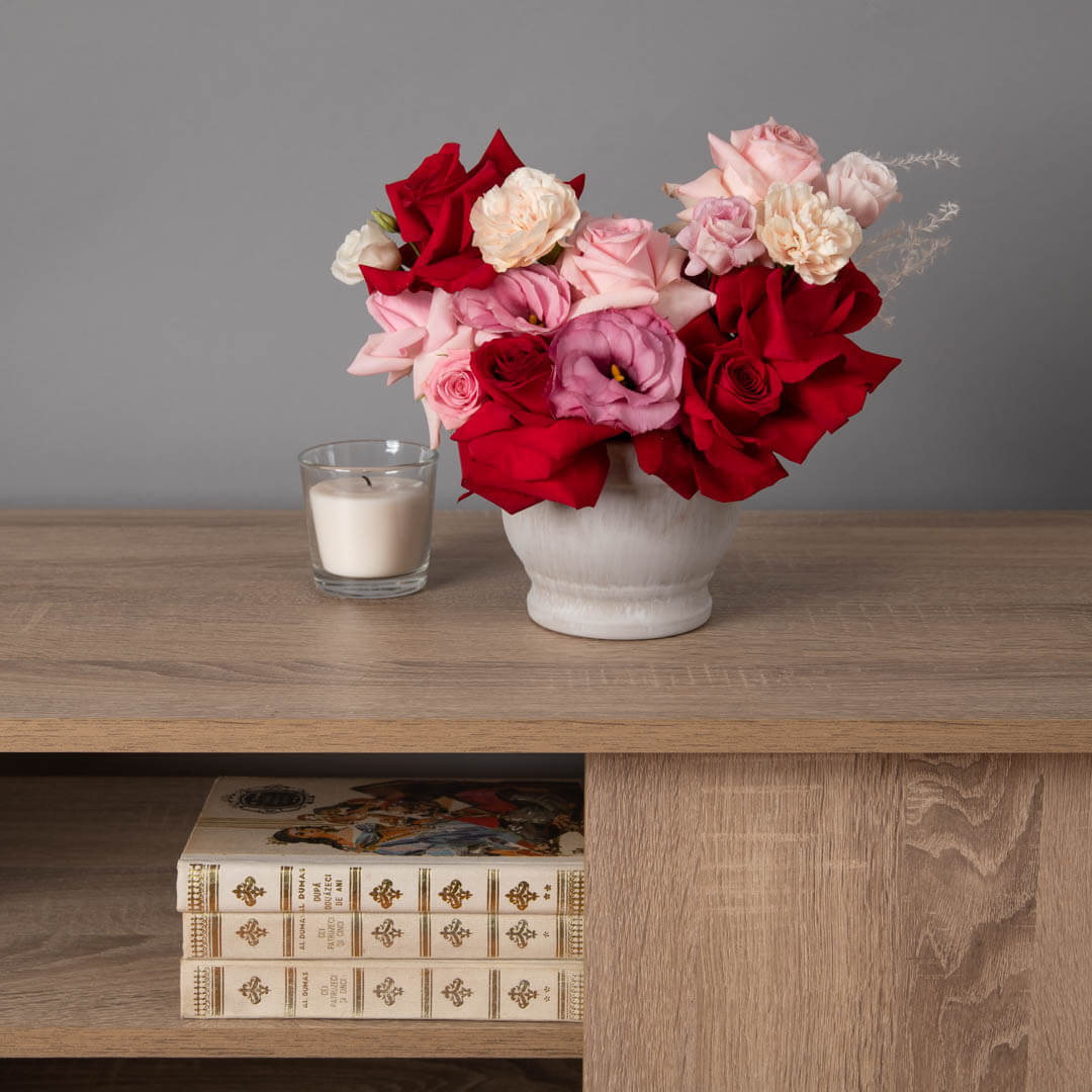 Aranjament floral in vas ceramic cu lisianthus si trandafiri rosii