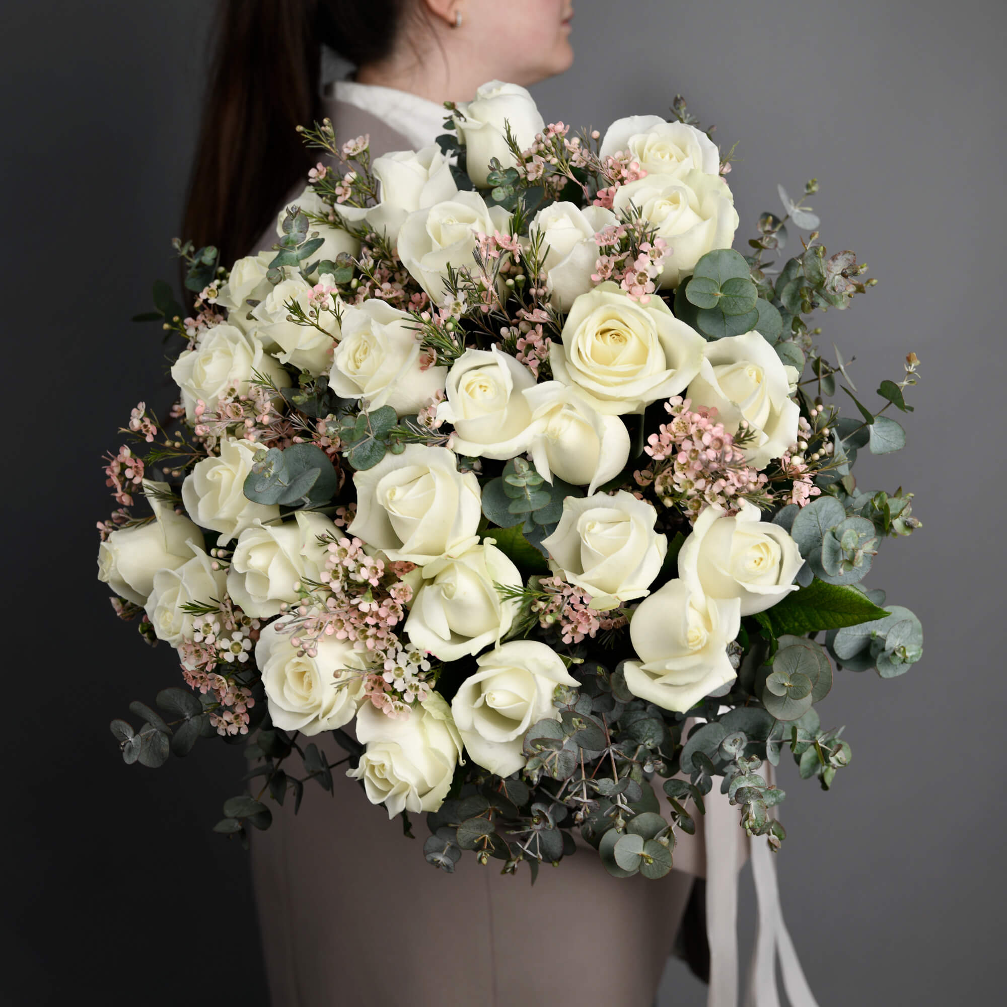 Livrare Flori Cluj Napoca, Buchet 25 trandafiri albi si vax, Californiaflowers.ro