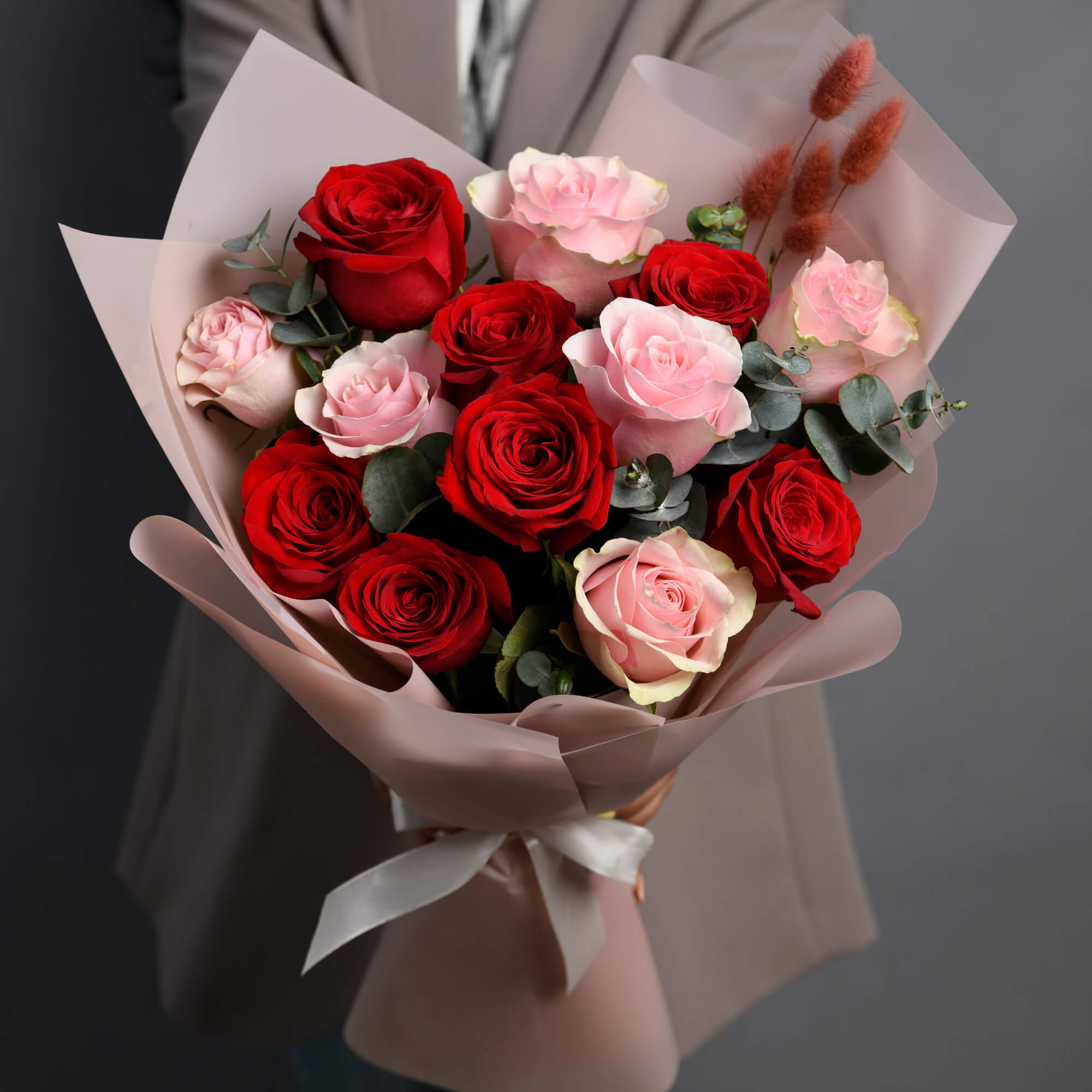 Flori pentru mama - California Flowers, Buchet 13 trandafiri rosii si roz, Californiaflowers.ro