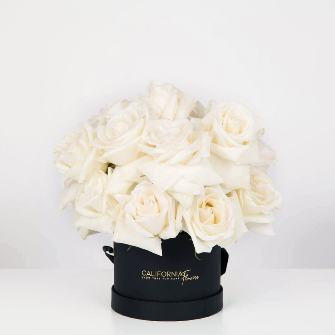 Aranjament floral in cutie cu trandafiri speciali albi