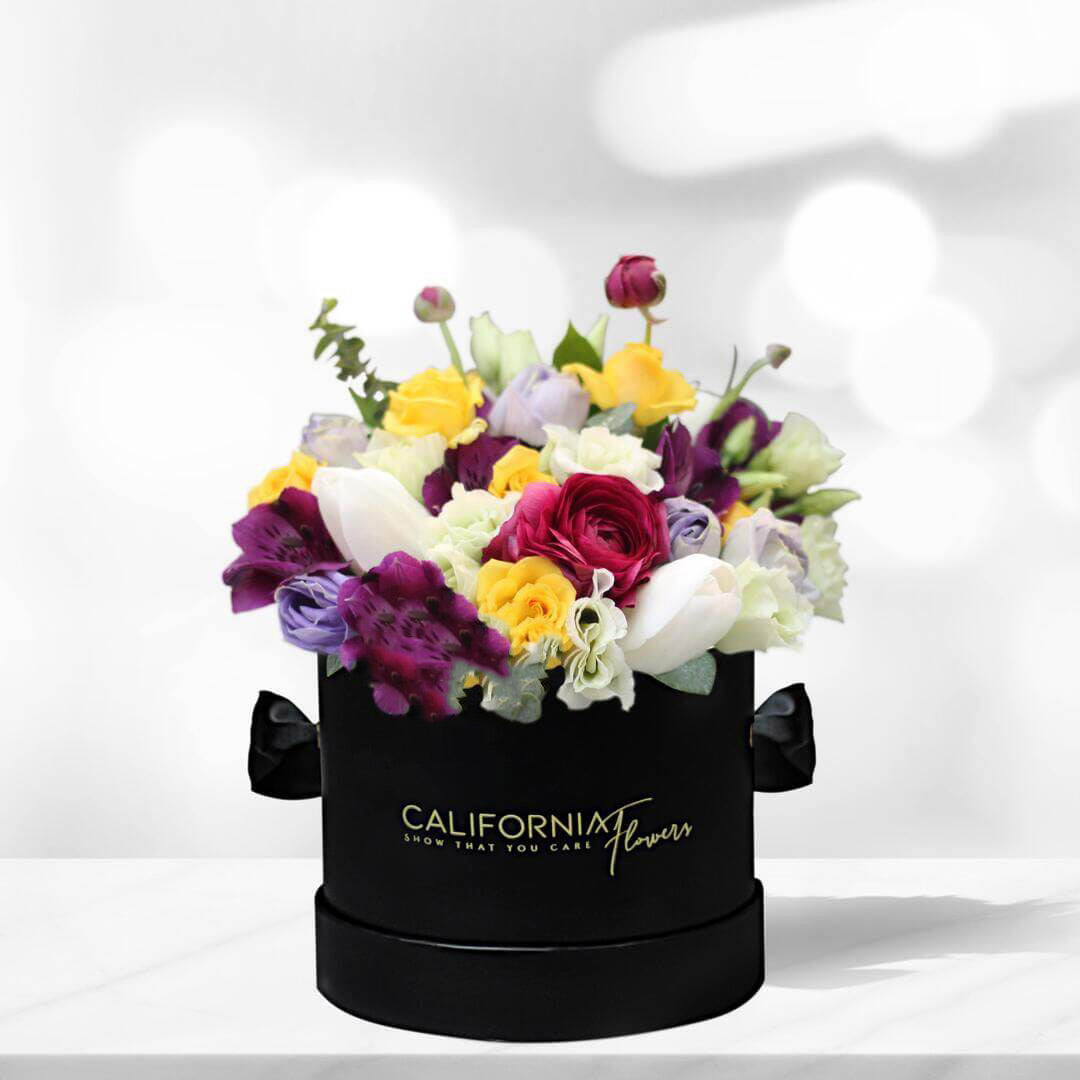 Aranjament floral in cutie cu frezii, ranunculus si eustoma