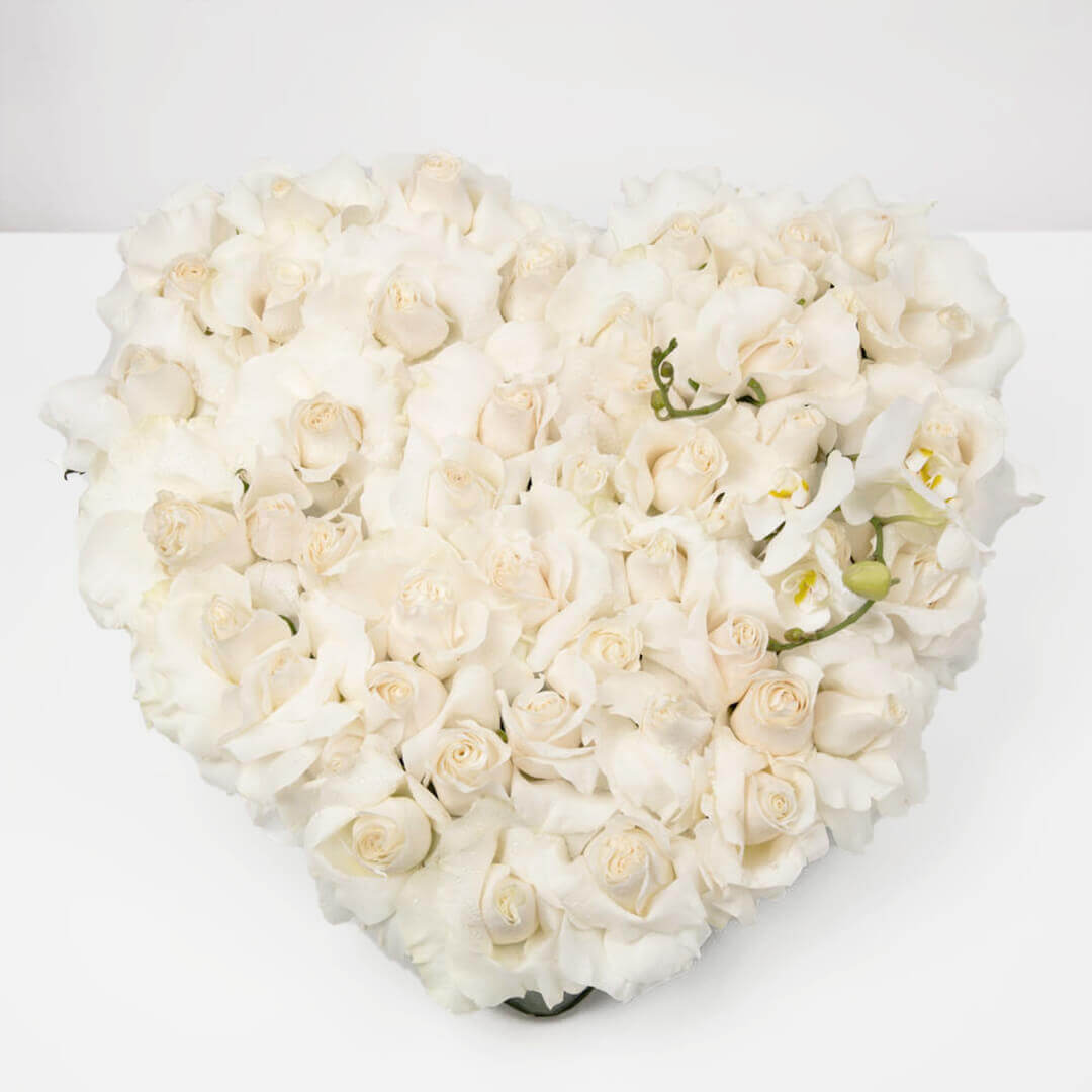 Coroana funerara inima cu phaleonopsis si trandafiri albi, 1