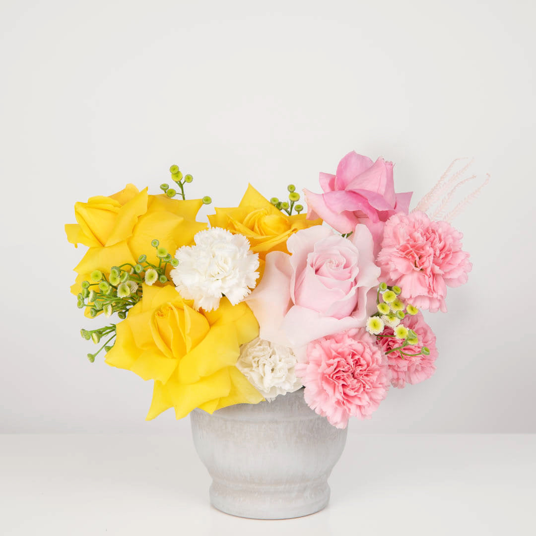 Aranjament floral in vas ceramic cu trandafiri si garoafe albe