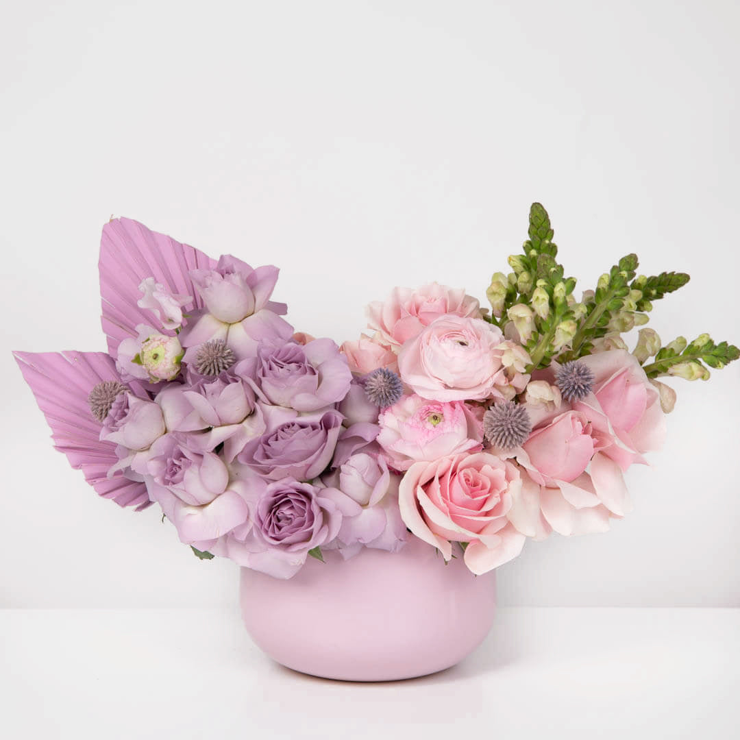 Aranjament floral in vas ceramic cu ranunculus si trandafiri lila