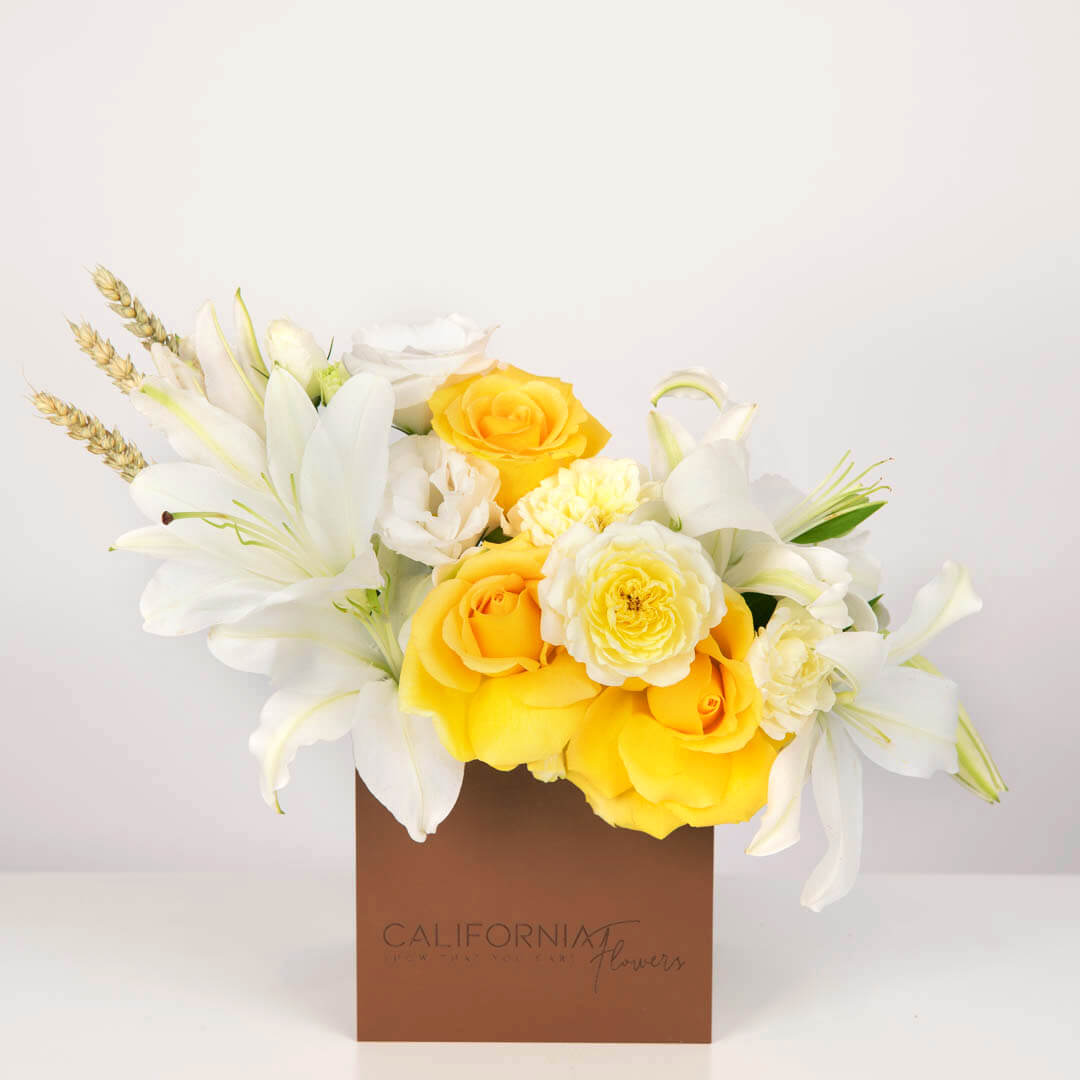 Flori pentru mama - California Flowers, Aranjament floral in cutie cu crini si trandafiri galbeni, Californiaflowers.ro