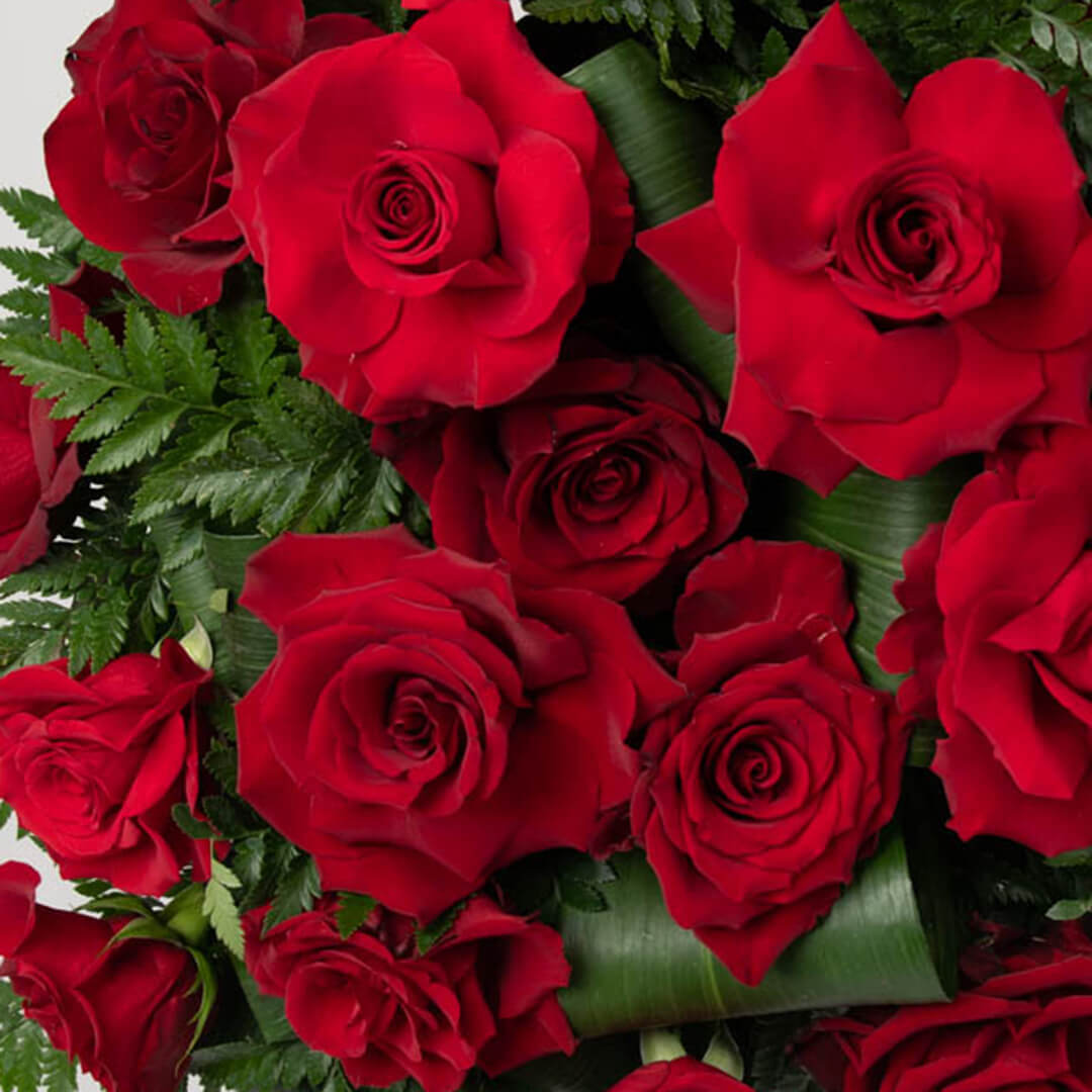 Aranjament floral funerar cu trandafiri rosii