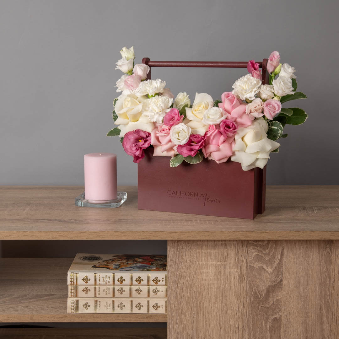 Aranjament floral in cutie cu trandafiri si lisianthus roz