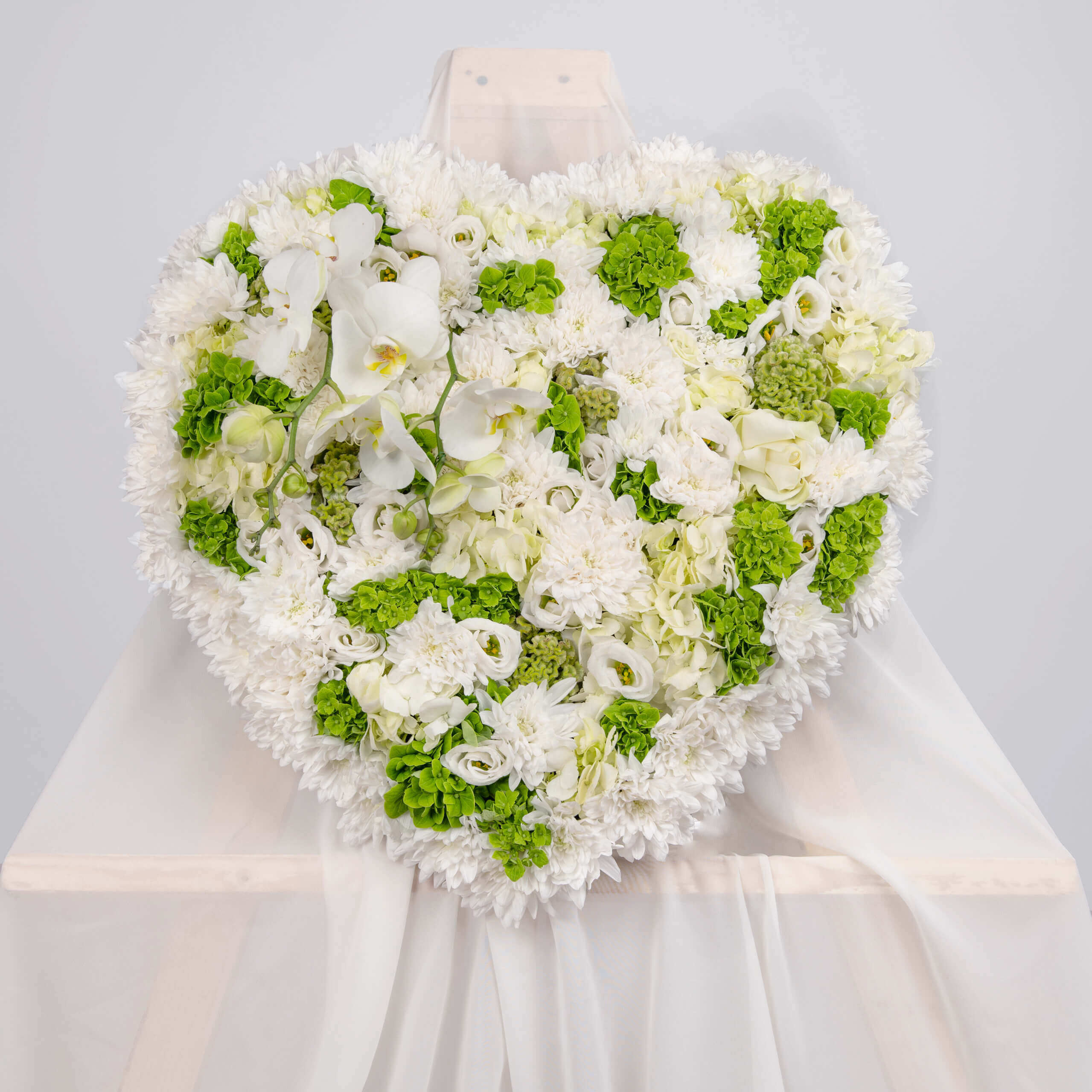 Coroana funerara inima cu crizanteme si phalaenopsis, 1
