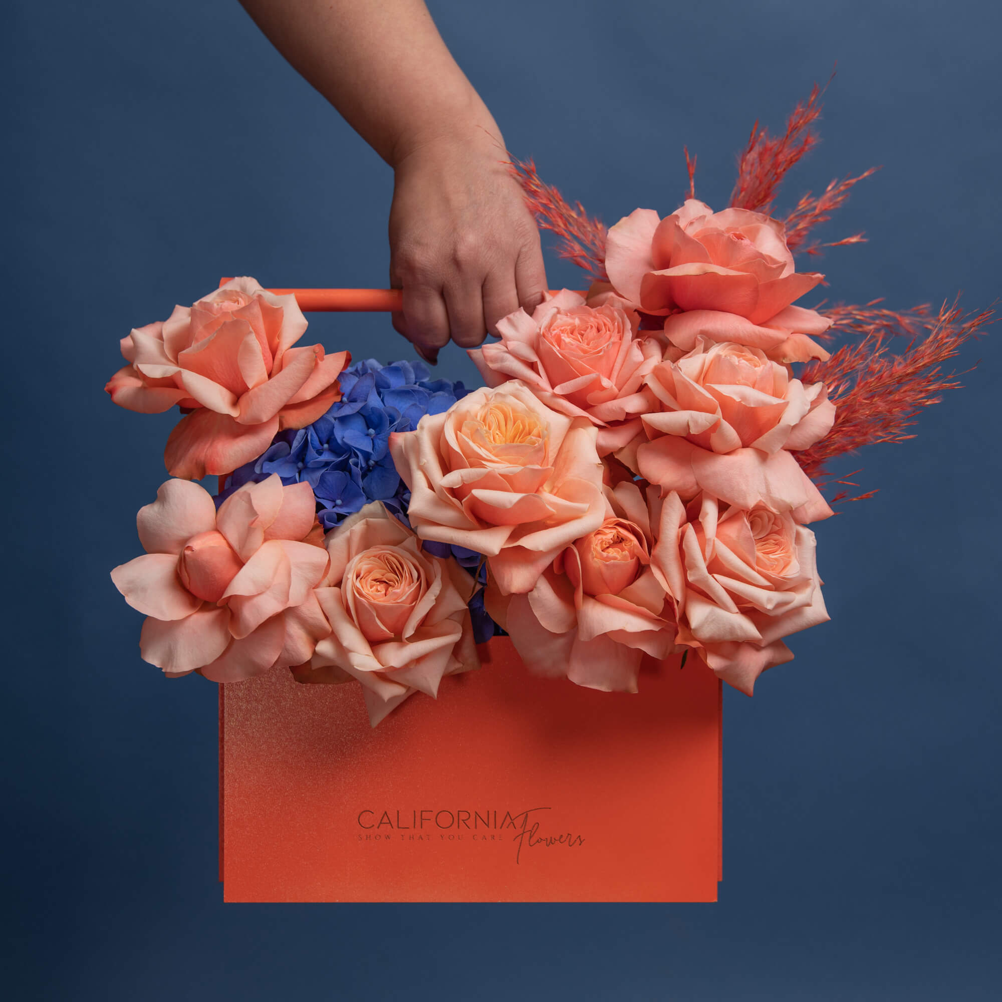 Aranjament floral in cutie cu trandafiri si hortensie albastra, 2