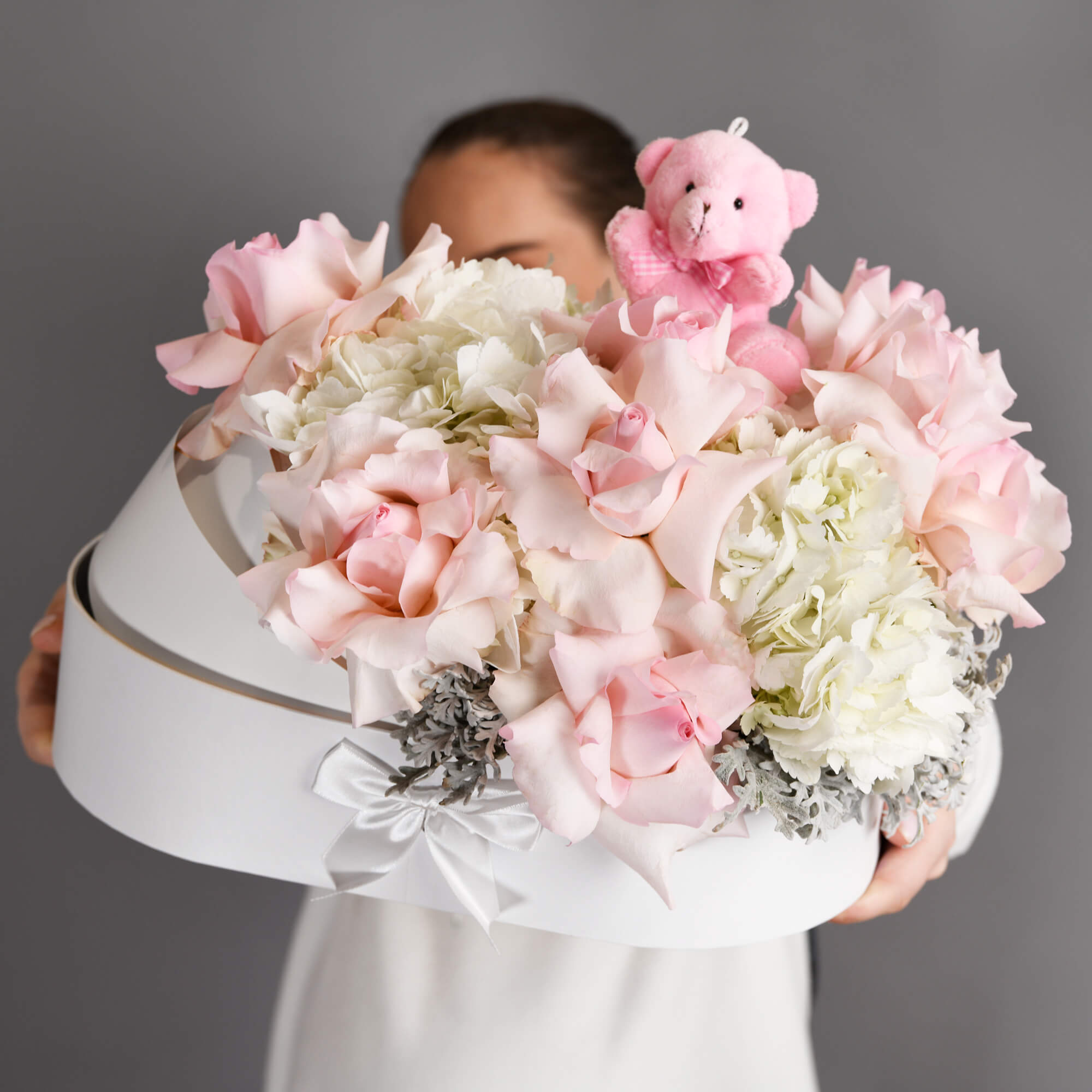 Aranjamente florale nou nascut - California Flowers, Landou alb pentru nou nascuti, Californiaflowers.ro