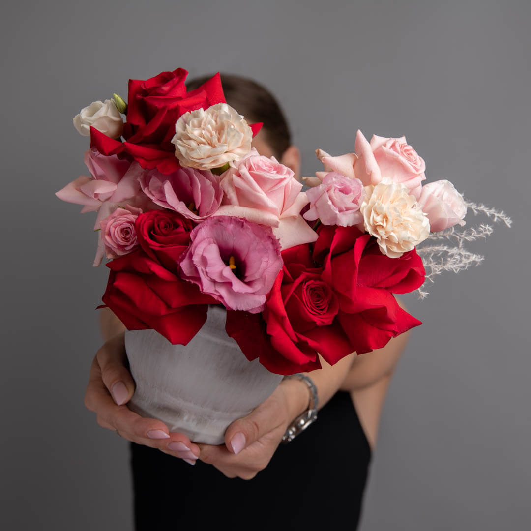 Aranjament floral in vas ceramic cu lisianthus si trandafiri rosii