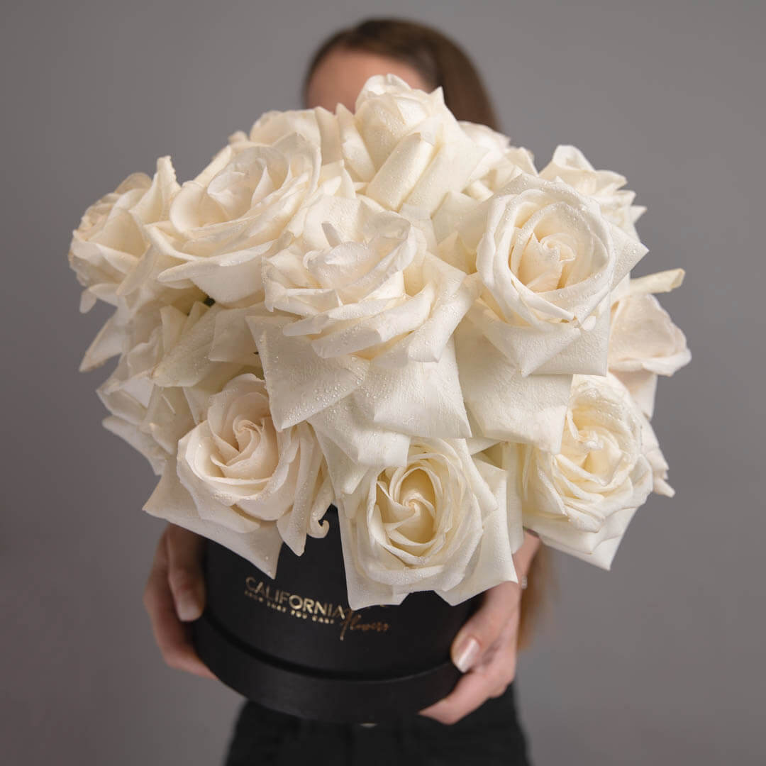 Aranjament floral in cutie cu trandafiri speciali albi