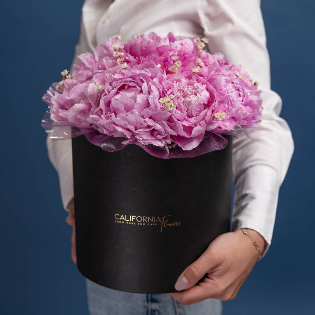 Aranjament floral in cutie neagra cu 9 bujori roz, 2