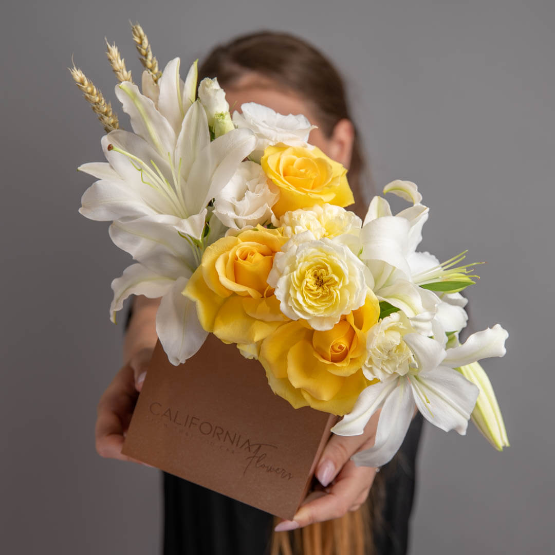 Flori pentru mama - California Flowers, Aranjament floral in cutie cu crini si trandafiri galbeni, Californiaflowers.ro