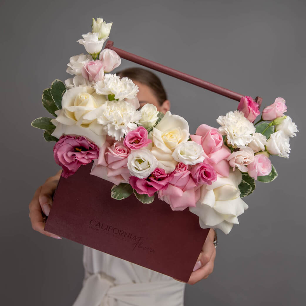 Flori pentru mama - California Flowers, Aranjament floral in cutie cu trandafiri si lisianthus roz, Californiaflowers.ro