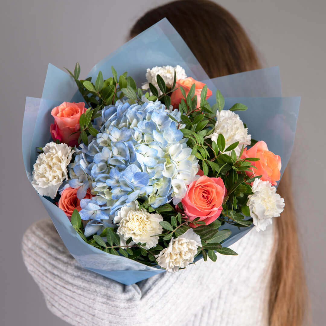 Buchet hortensie albastra, trandafiri si garoafe, 2