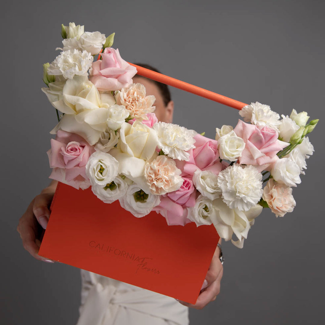 Flori pentru mama - California Flowers, Aranjament floral in cutie cu lisianthus si trandafiri roz, Californiaflowers.ro