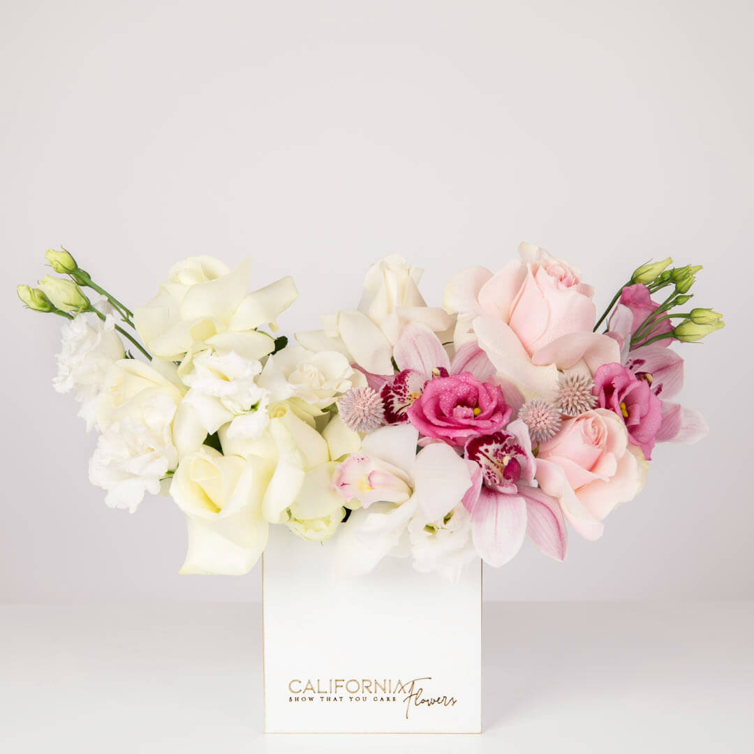 Aranjament floral in cutie cu cymbidium si trandafiri specilai albi