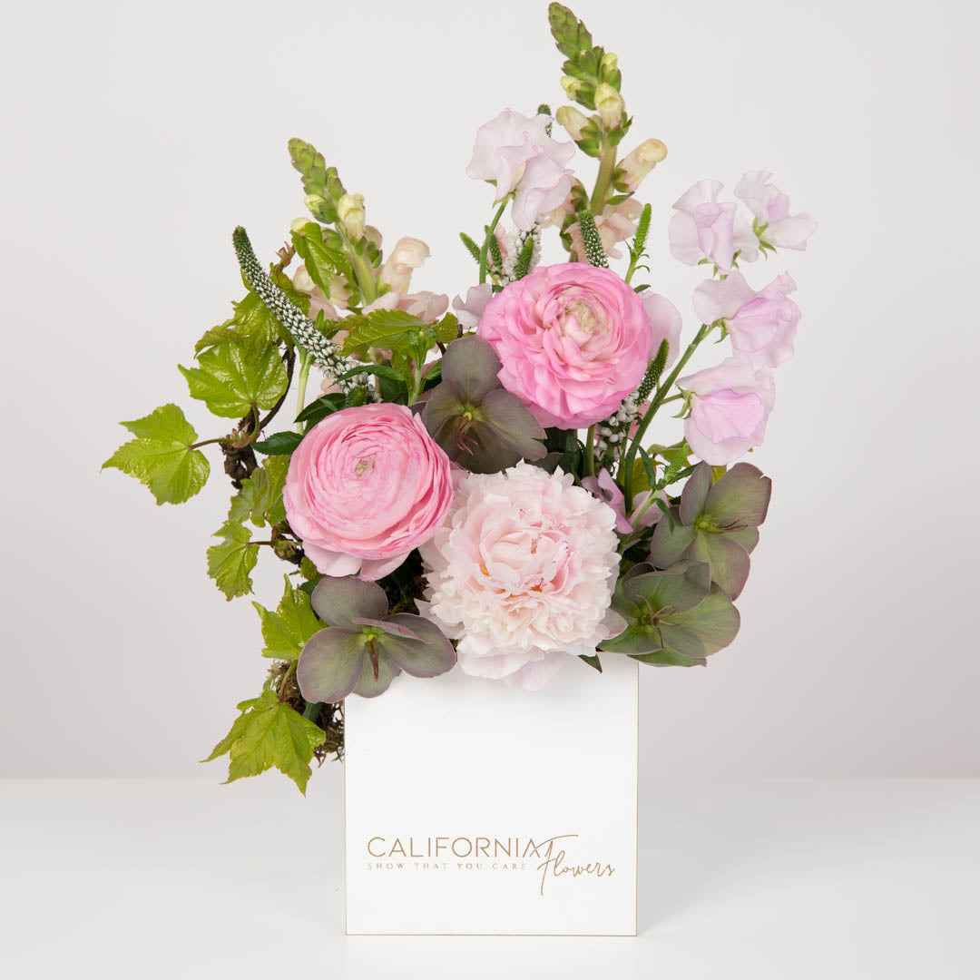 Aranjament floral in cutie cu bujor si ranunculus roz, 1