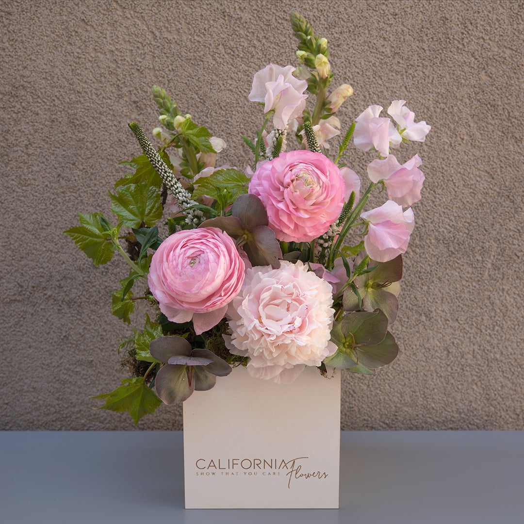 Aranjament floral in cutie cu bujor si ranunculus roz, 4