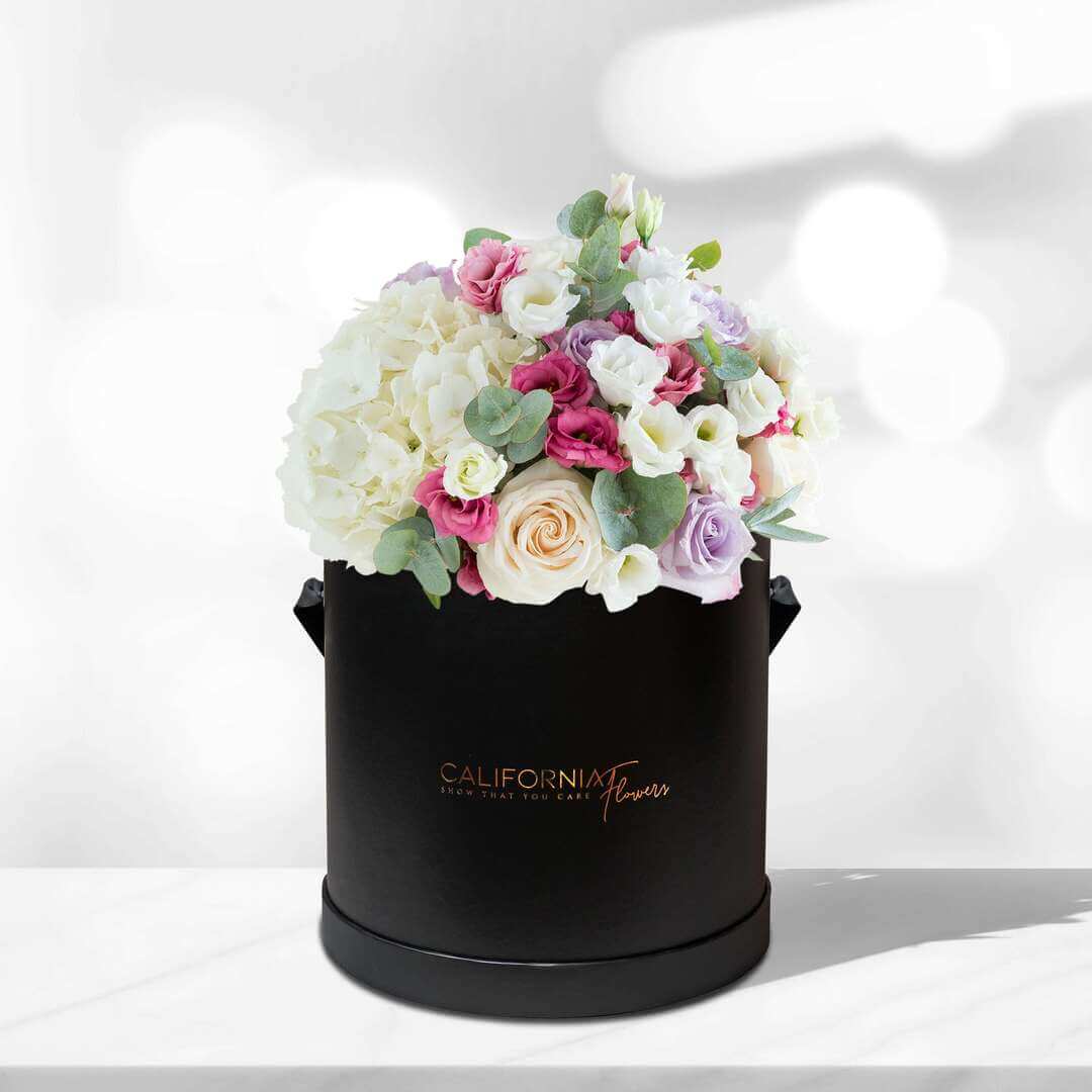 Aranjament floral in cutie neagra cu hortensie, trandafiri si limonium