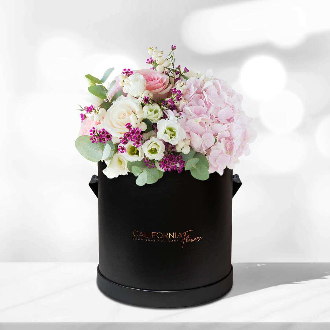 Aranjament floral in cutie cu hortnesie, eustoma si trandafiri