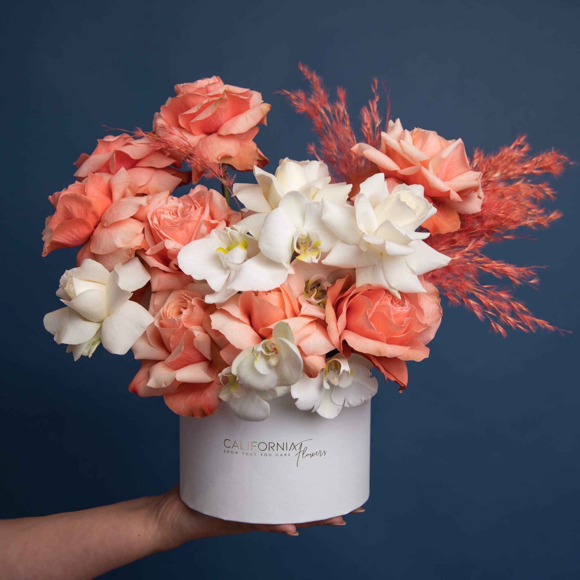 Aranjament floral in cutie cu trandafiri si phalaenopsis alb, 2