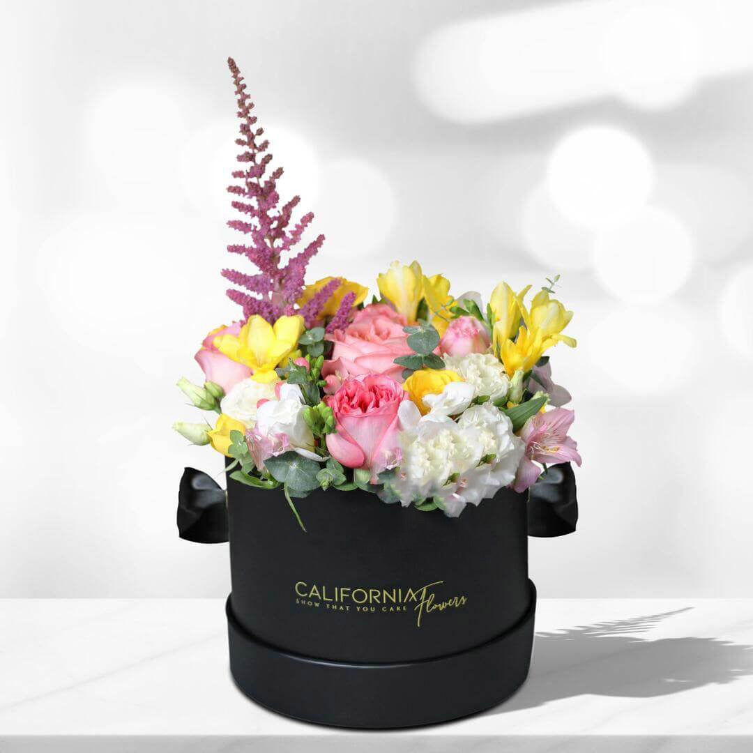 Aranjament floral in cutie cu trandafiri si frezie
