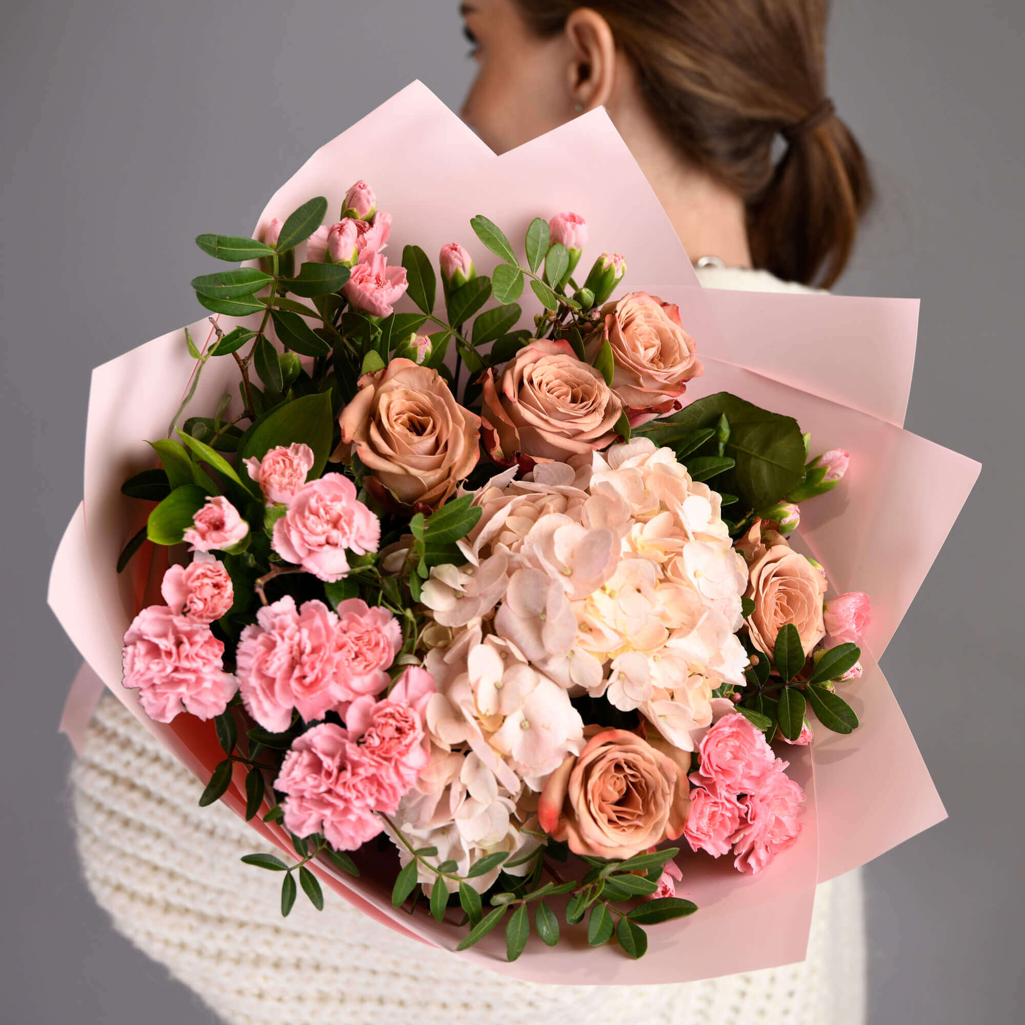 Flori pentru mama - California Flowers, Buchet hortensie roz si trandafiri, Californiaflowers.ro
