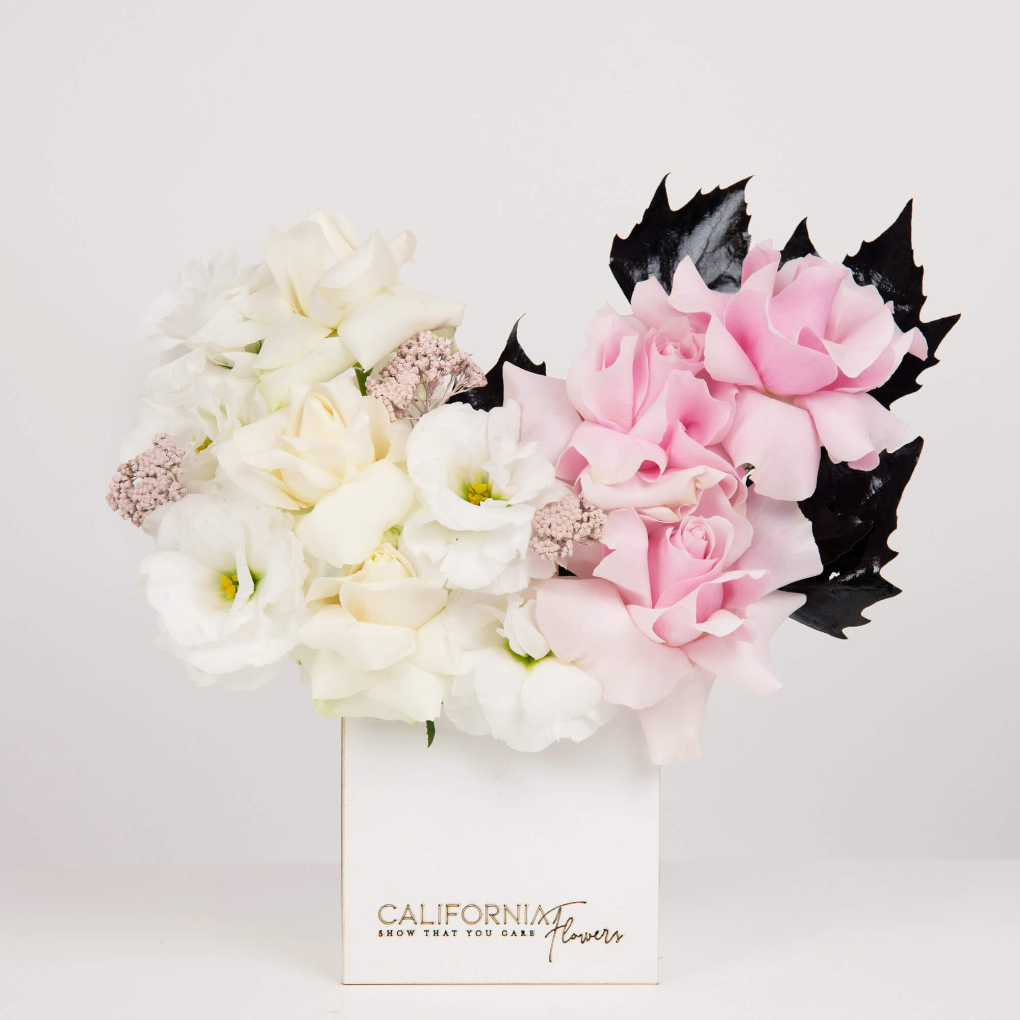 Aranjament floral in cutie cu lisianthus si trandafiri albi si roz, 1