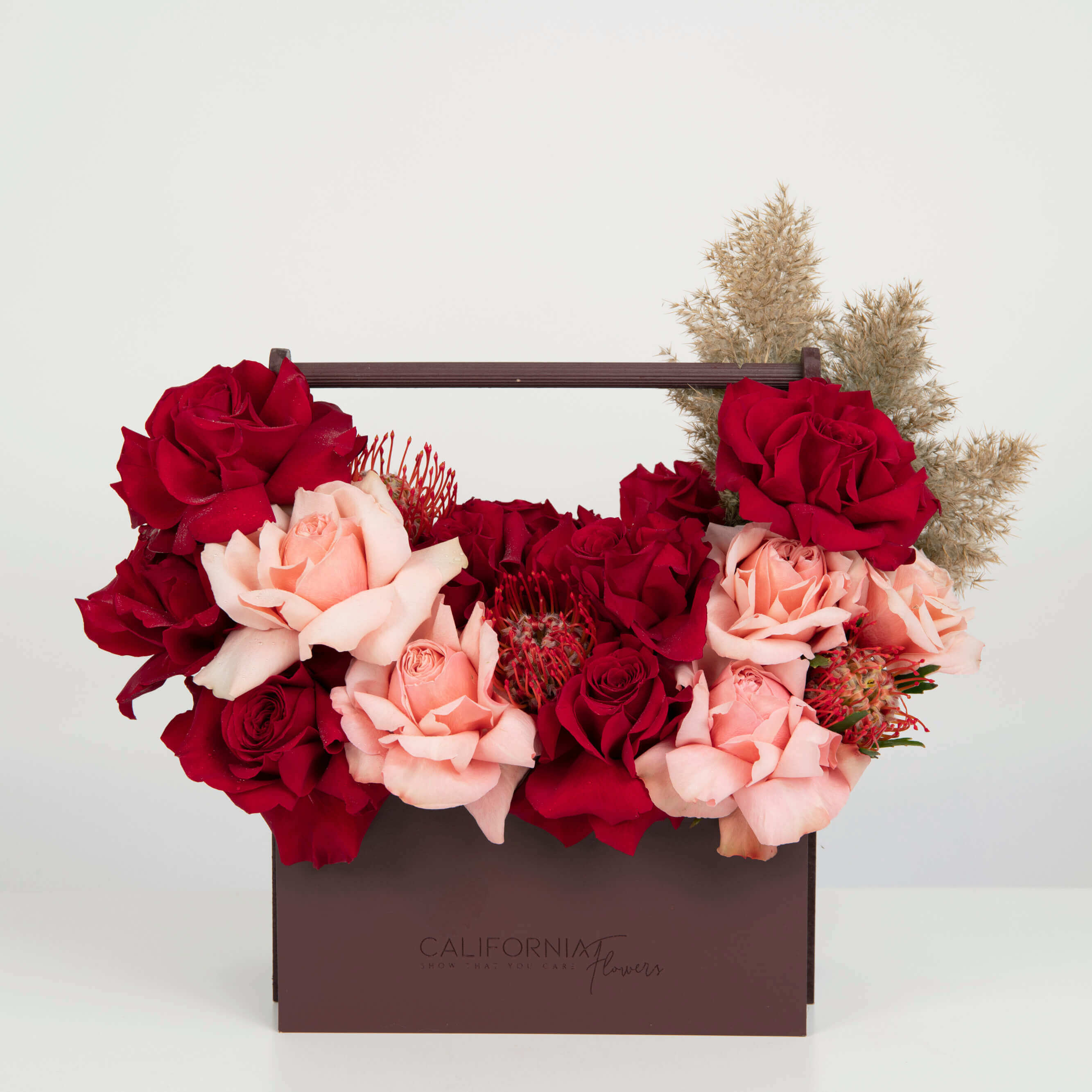 Aranjament floral in cutie cu leucospermum si trandafiri, 1