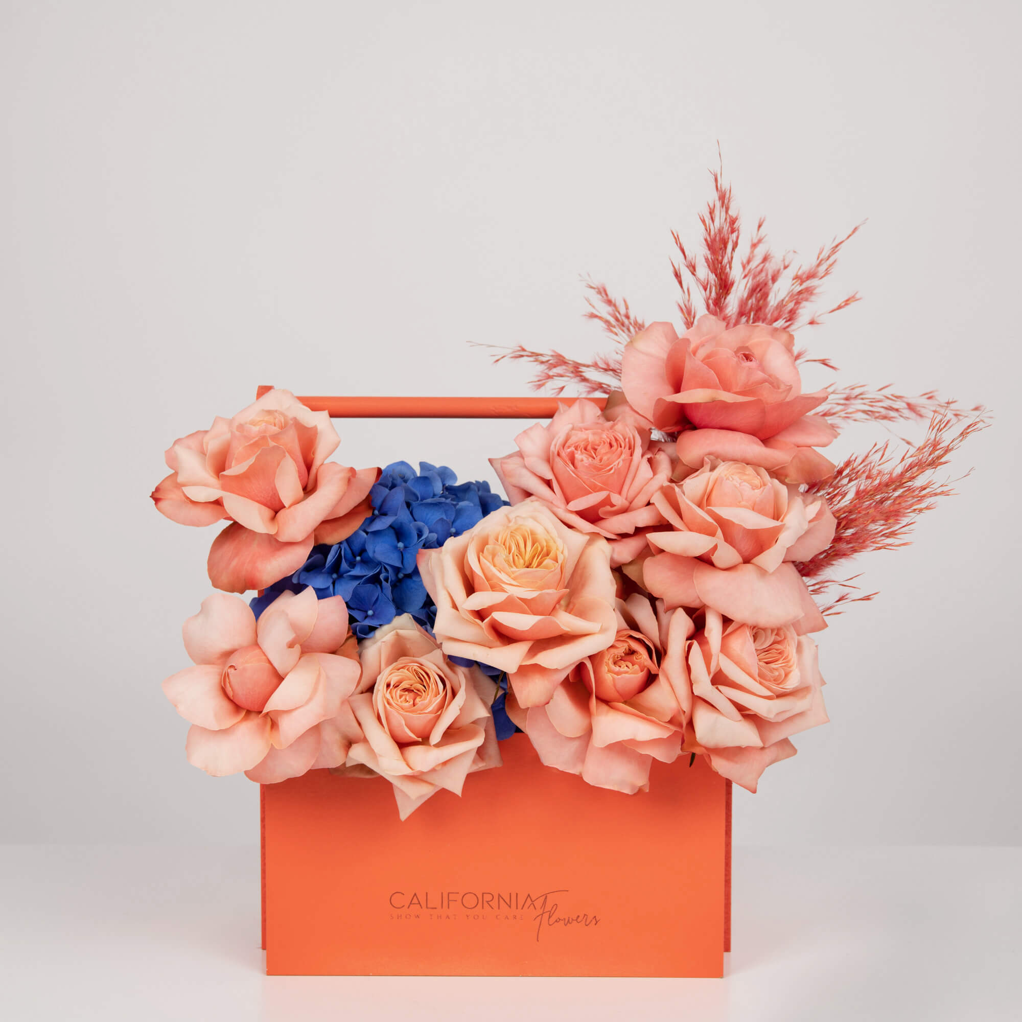 Aranjament floral in cutie cu trandafiri si hortensie albastra, 1