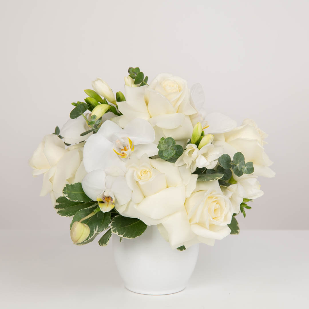 Aranjament floral de masa in vas alb