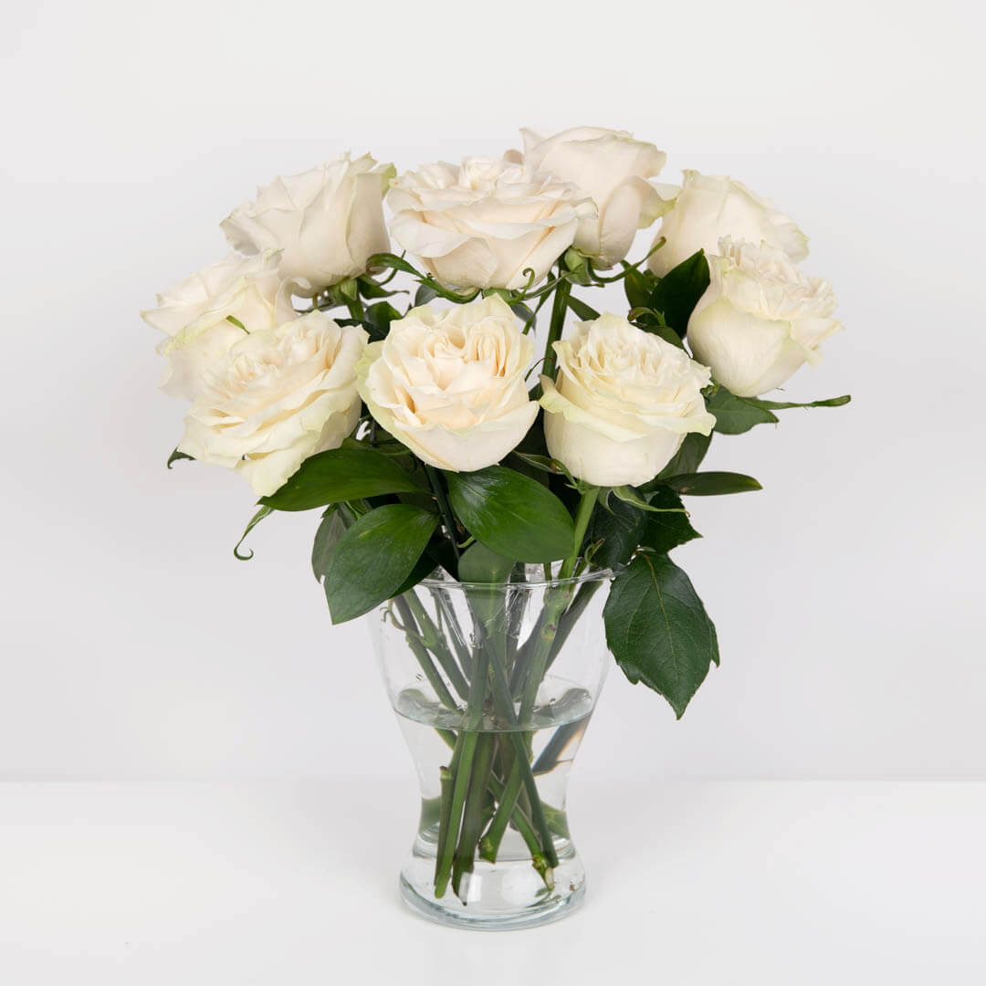 Aranjament floral in vaza 9 trandafiri albi