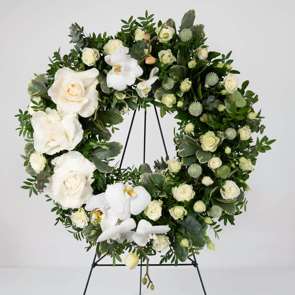 Coroana de flori rotunda cu phaleonopsis si trandafiri albi