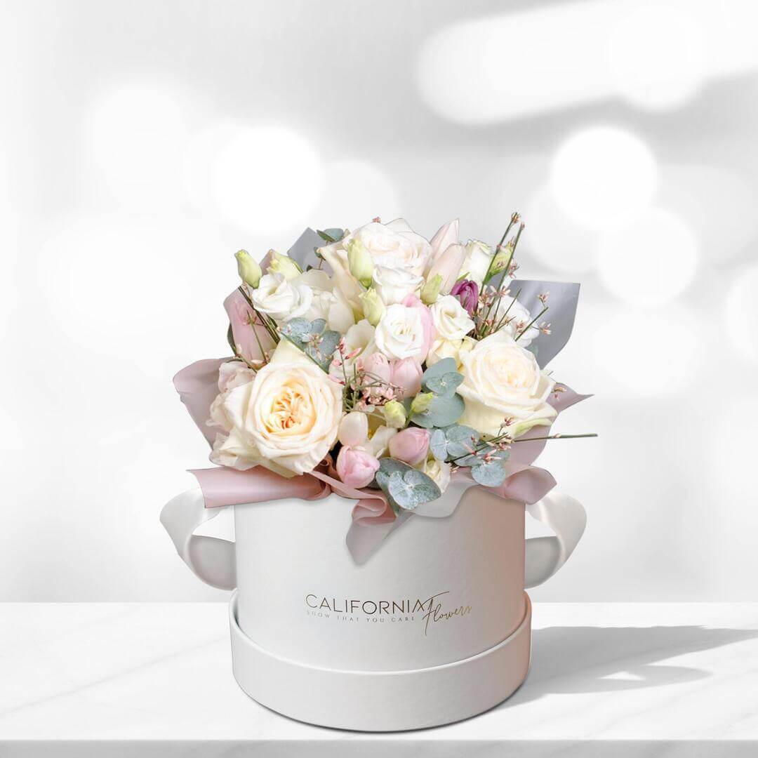 Aranjament floral in cutie cu trandafiri albi, lalele si lisianthus