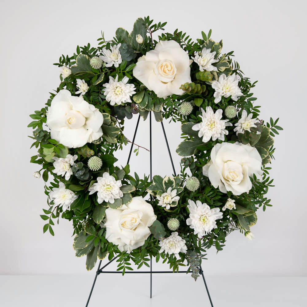 Coroana de flori rotunda cu trandafiri albi