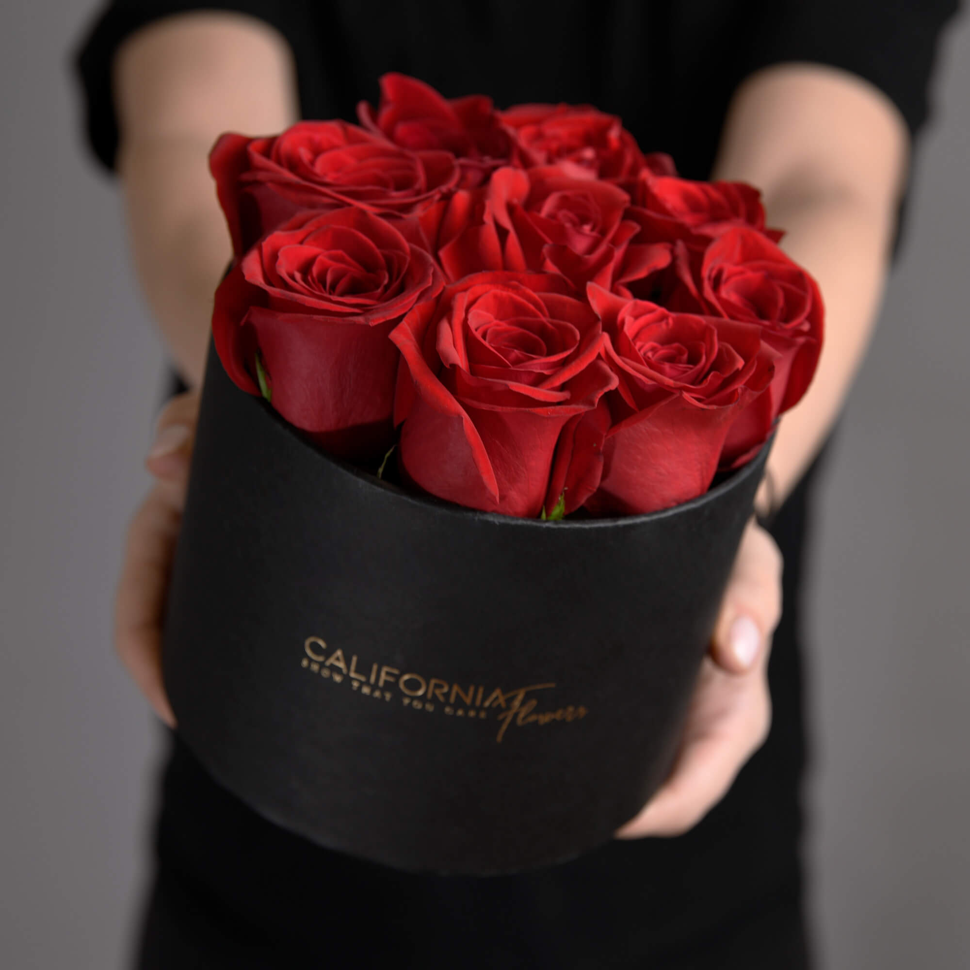 Aranjament floral in cutie 9 trandafiri rosii, 1