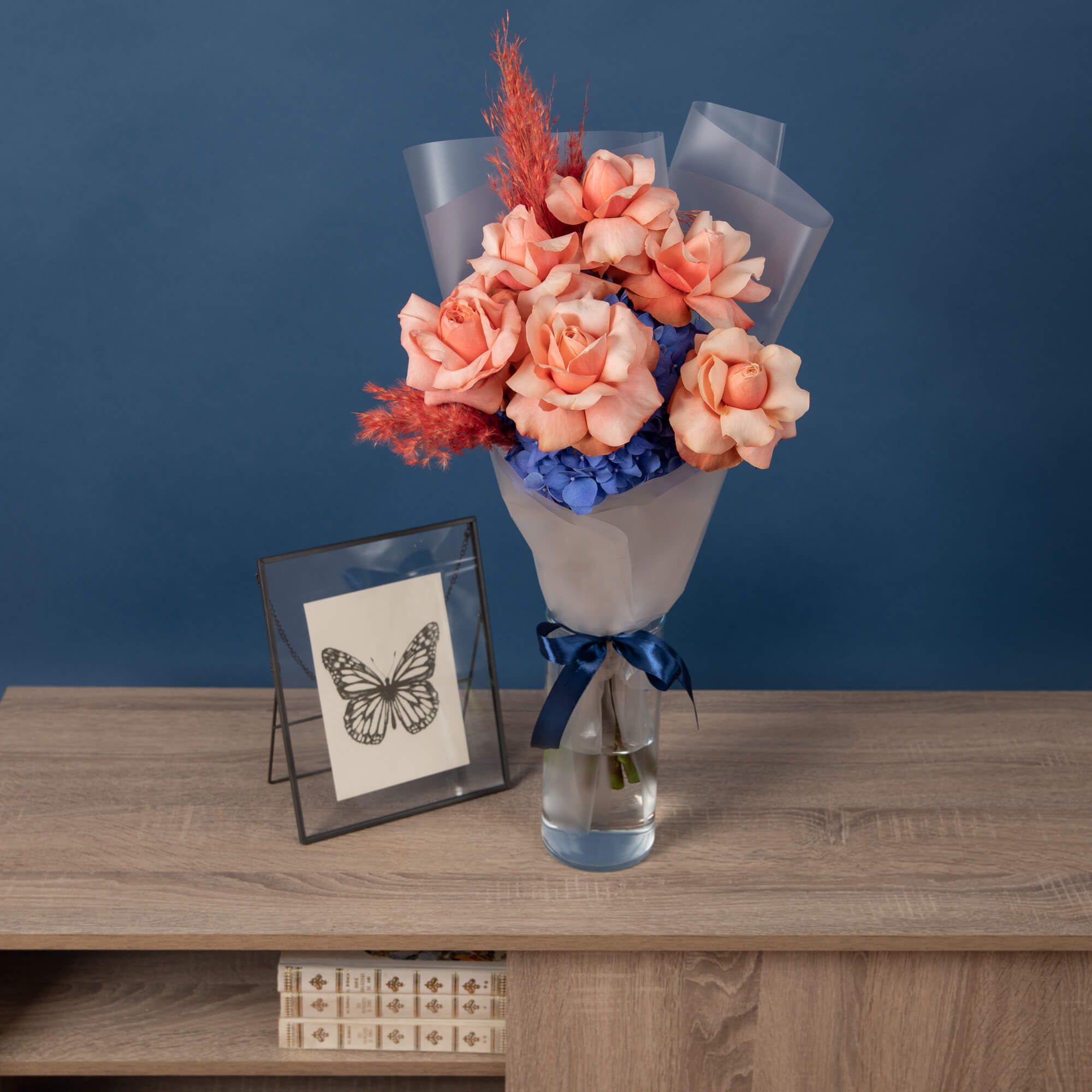 Buchet hortensie albastra si trandafiri portocalii, 3