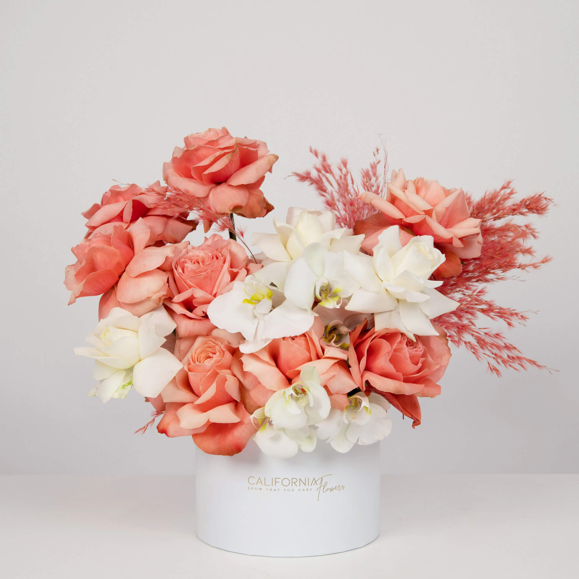 Aranjament floral in cutie cu trandafiri si phalaenopsis alb, 1